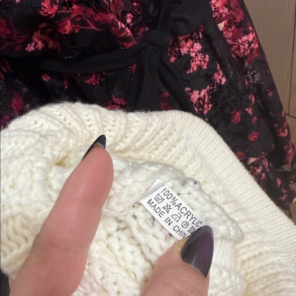 Elegant Cream Knit Women's Cap with Floral Accent - Picture 3 of 5
